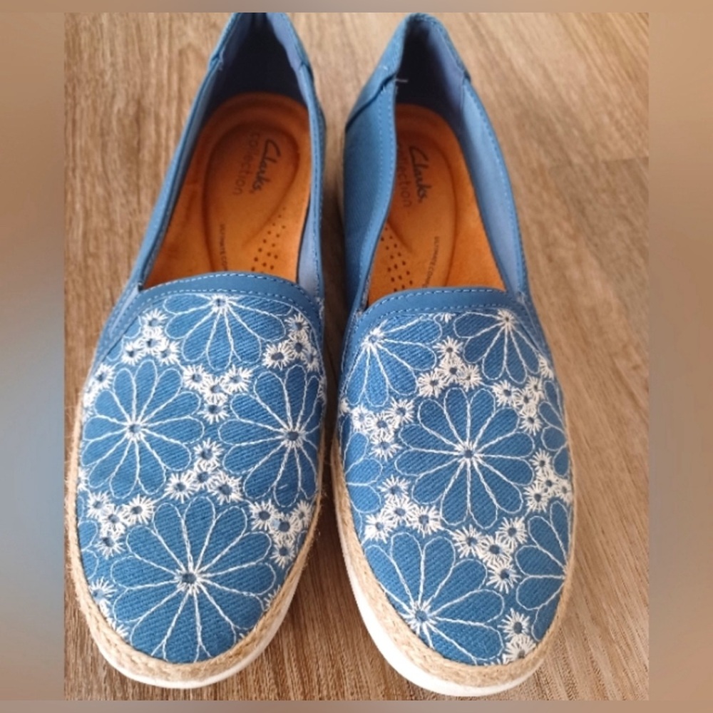 Clarks Collection Elaina Harbor Embroidered Slip-ons Size 9